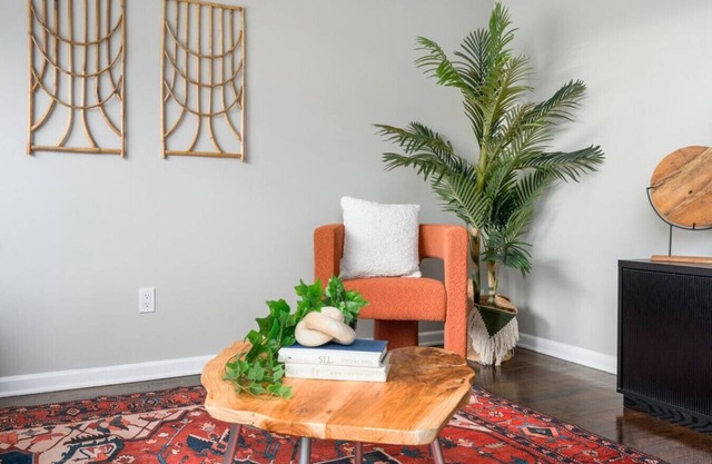 Clinton Corner - 2BR, 1 BA, 1 Garage