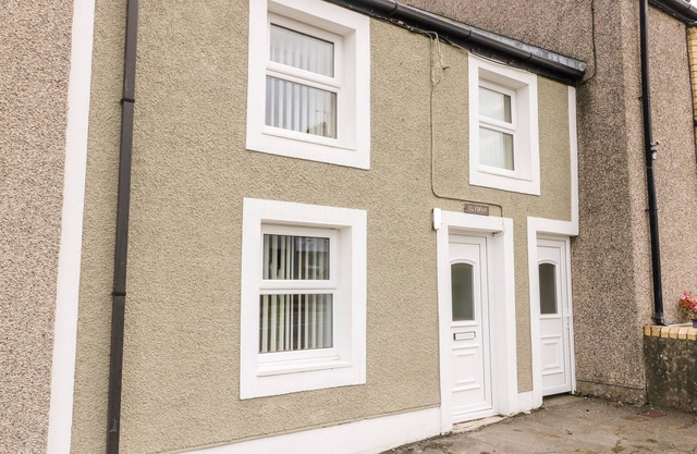 CLYDFAN COTTAGE, pet friendly, with a garden in Llannerch-Y-Medd