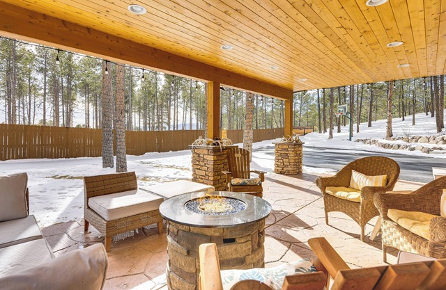 CO Springs Apartment in the Pines w/Treehouse!