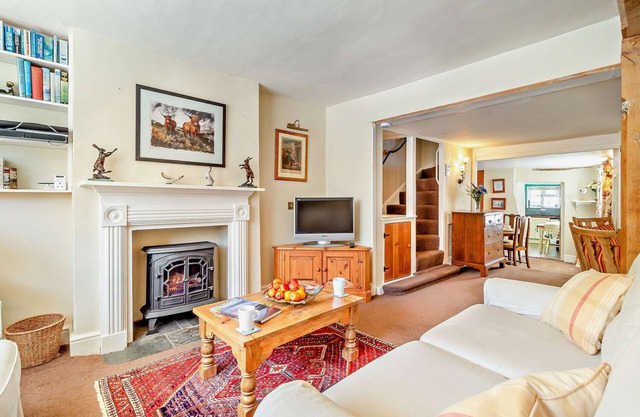 Coach House Cottage - Two Bedroom House, Sleeps 4
