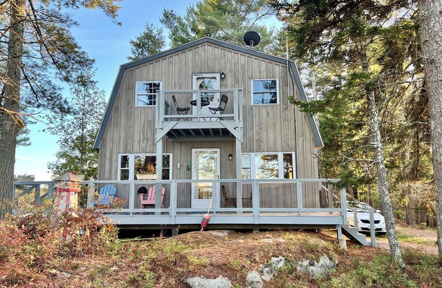 Coastal cottage on Robinhood Cove-Peaceful waterfront retreat