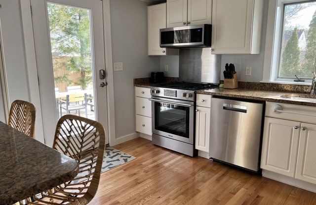 Coastal Cottage, steps from Great Pond and boat launch