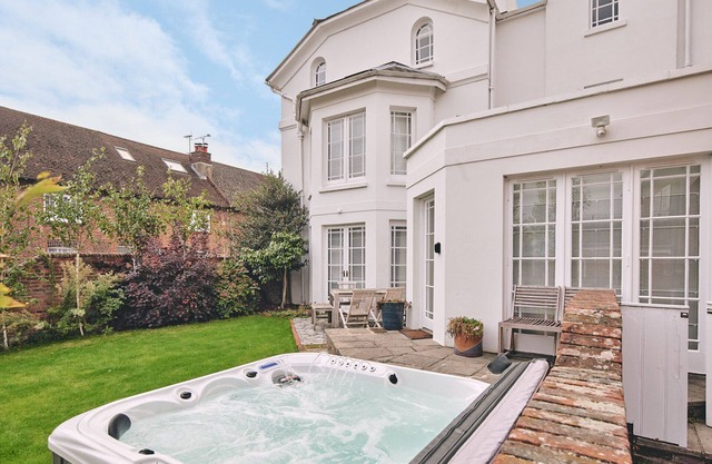 Coastal Manor Retreat - Luxury Cottages