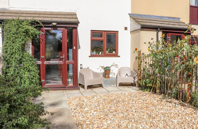 COASTGUARD COTTAGE, pet friendly, with a garden in Rye Harbour
