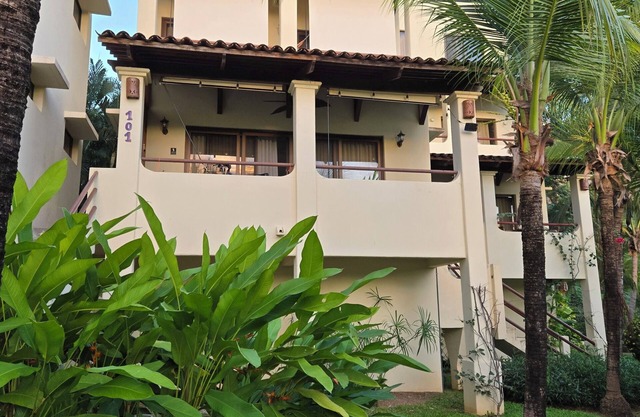 Coco Beach, Las Palmas, Guanacaste. Cozy 2-bedroom condo. Pet friendly.