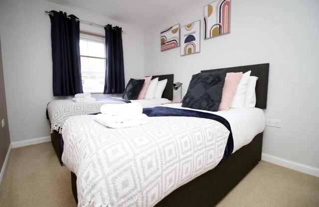 Cohost Partners Cozy 3BR Home with Garden & Parking