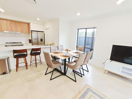Colebee 5 Bedroom near Shopping WiFi Central AC