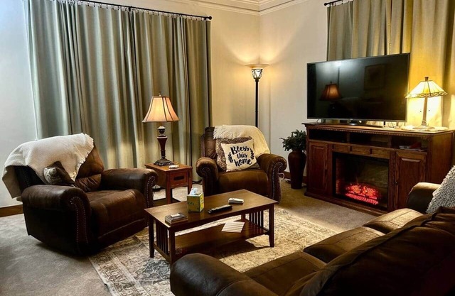 Collosal Craftsman-4 BR, 9 Beds-Sleeps 1 to 14!