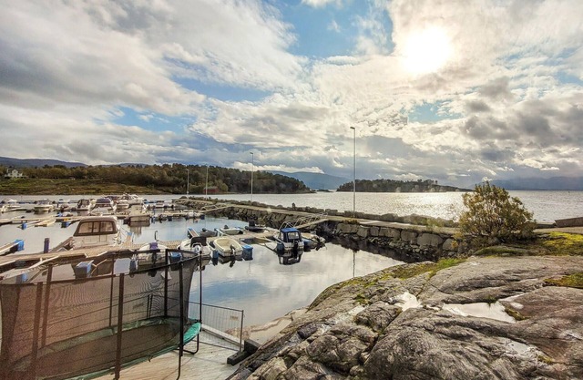 Come to rest in this spacious cottage in 1st row to the Bjørnafjord.