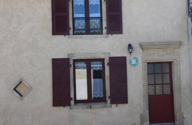 Comfortable cottage in Halles-sous-les-Côtes with fireplace and terrace