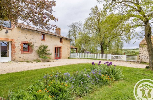 Comfortable 2-bedroom cottage with garden, pets allowed, Wifi, parking