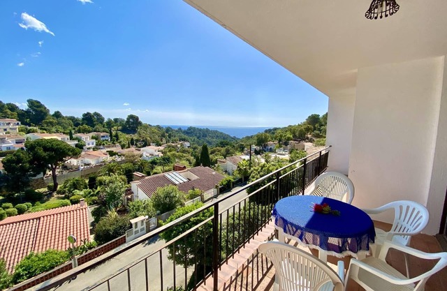 Comfortable apartment with communal pool in Lloret de Mar.