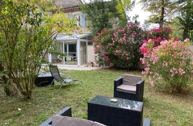 Comfortable apartment in Drôme Provençale. Private green space.
