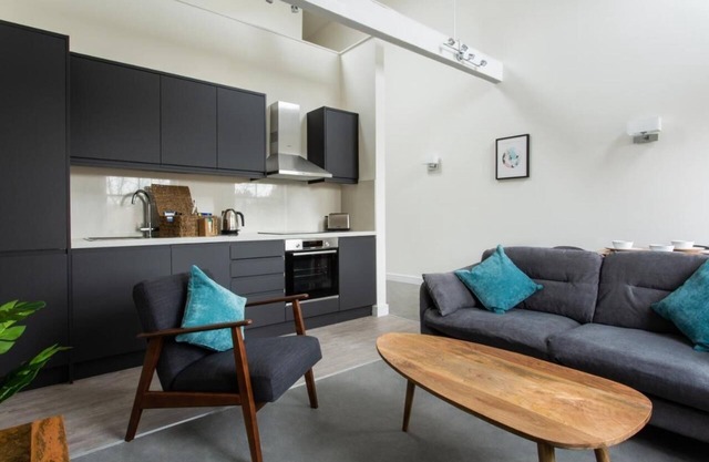 Comfortable Apartment w/Fully Integrated Kitchens & Comforts Near Queen’s Park