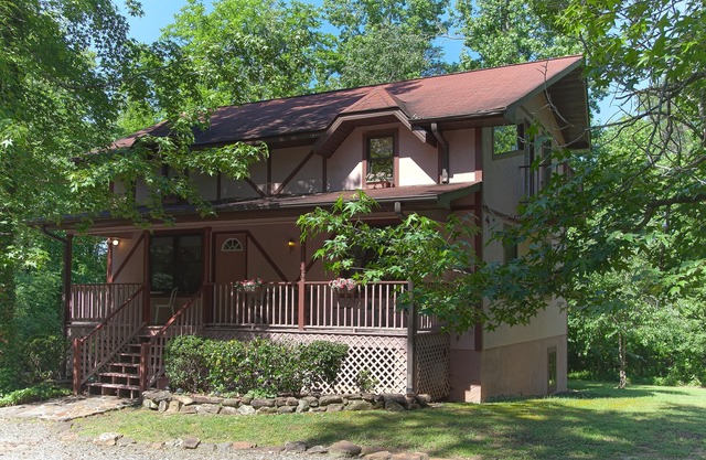 Comfortable Chalet Near TIEC - Full Amenities & Pets