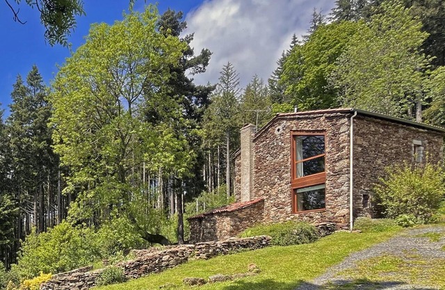 Comfortable cottage in Saint-Étienne, 2 bedrooms, terrace, pellet stove, near amenities
