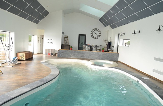 Comfortable cottage with access to indoor heated pool + jacuzzi