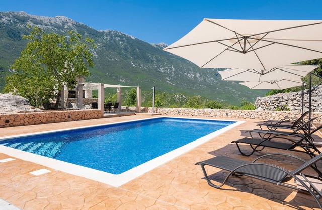 Comfortable, functionally furnished apartment in the Dalmatian hinterland.