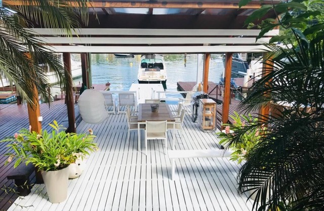 Comfortable House in Condominium with deck by the sea