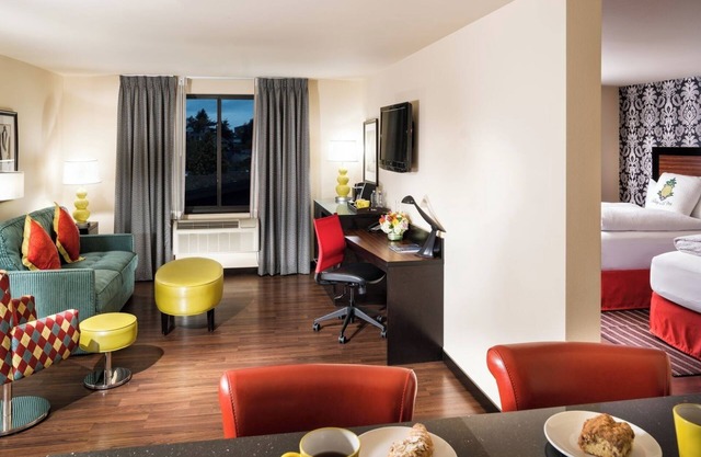 Comfortable Maestro Suite with Two Queen Beds Near Top Seattle Attractions