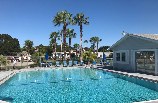 Comfortable One Bedroom- Great location w/ heated swimming pool