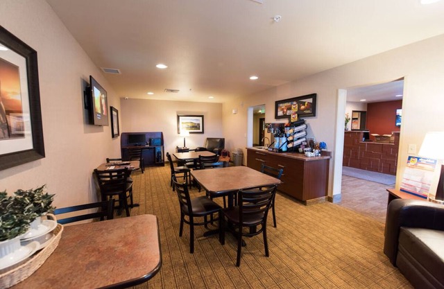 Comfortable Room with Full Kitchen and Parking!
