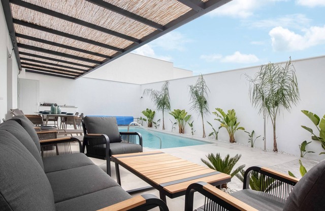Comfortable semi-detached house with private outdoor pool in the old market town of Vélez-Málaga.