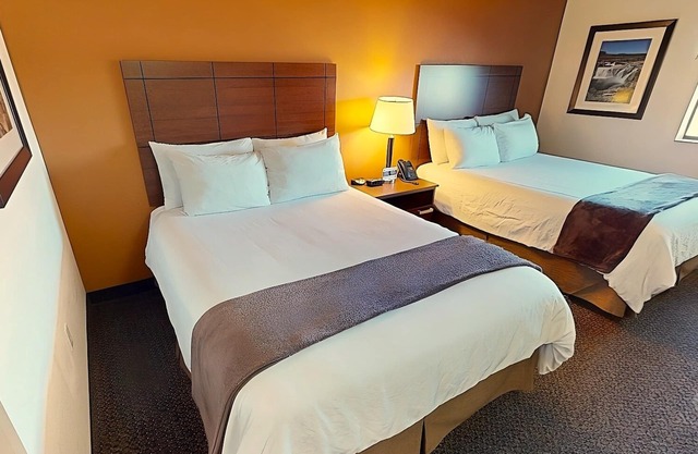 Comfortable Stay! Full Kitchen, Pets Allowed! Close to America First Fields!