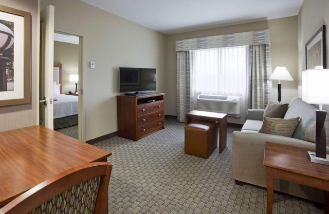 Comfortable Stay with Pool Access and Kitchen! Pets Allowed Here
