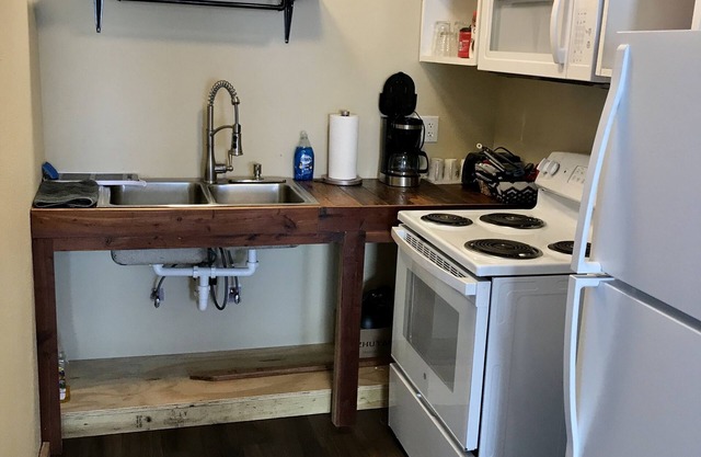 Comfortable Studio apartment with huge screened in porch