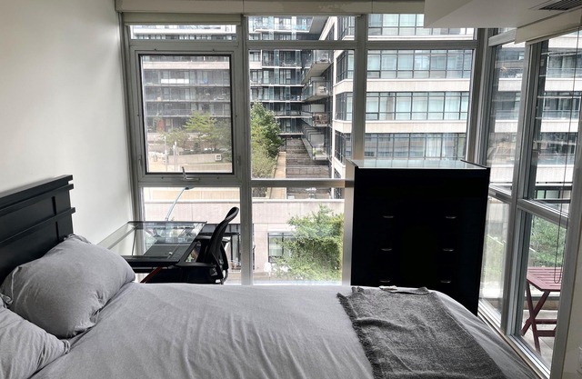 Comfy 1 bedroom condo in downtown w/Free parking