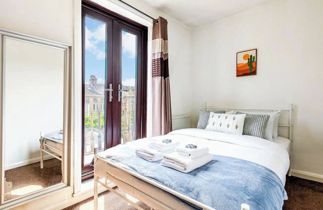 Comfy 2-Bed Flat in South London