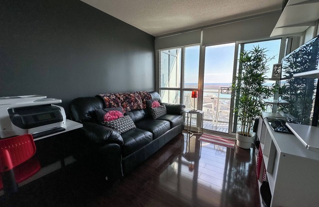Comfy 2-Beds in Downtown Toronto with free parking and Lakeview