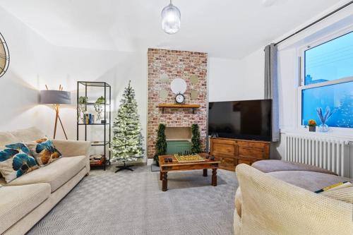 Comfy and Stylish 4-BR Home - Sleeps 8!