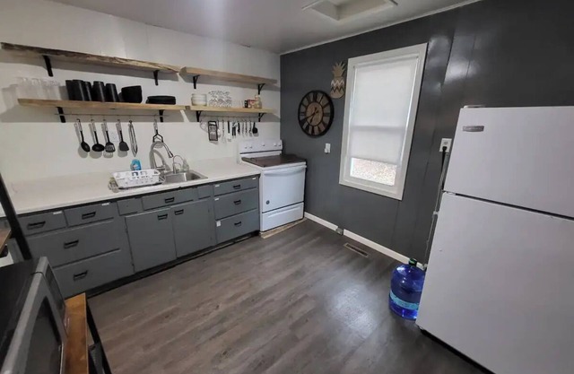 Comfy Cozy Cottage - Charming 2-bedroom, centrally located in the Hub City