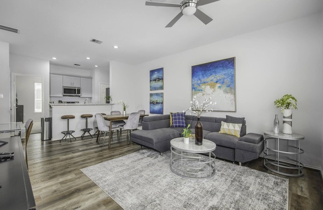 Comfy & quiet WFH home in EaDo King bed Nurse rate Safe neighborhood