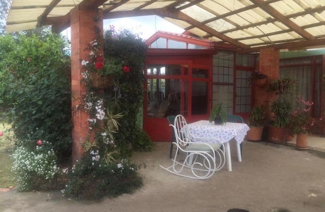 Comodo chalet, en una muy buena ubicación y rodeado de jardines