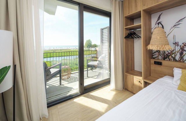 Compact and luxurious studio directly on the IJsselmeer. With private balcony or terrace, great views, and all essentials for two.