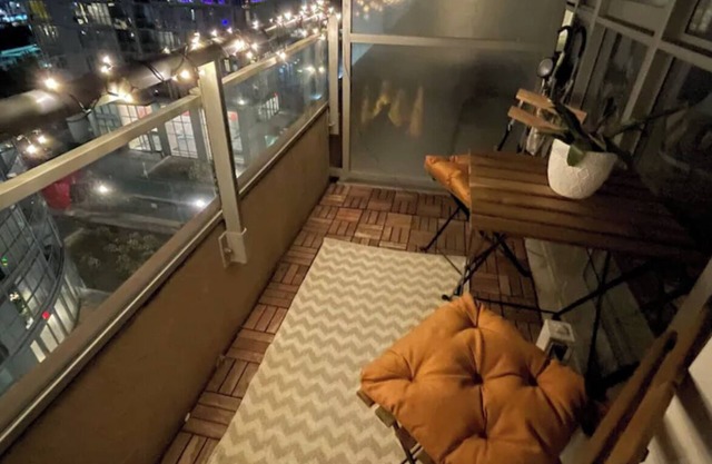 Condo downtown Toronto, parking (kid/pet friendly)