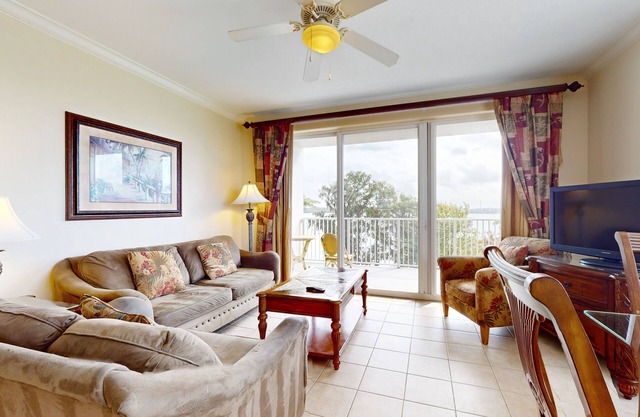 Condo near Disney attractions, water view, gym, W/D, AC and wifi