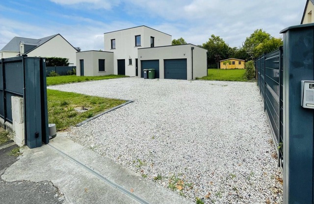 Contemporary house with garden in Saint-Cyr-sur-Loire