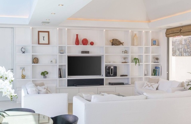 Contemporary 3 BDRM Hillside Villa w Pool