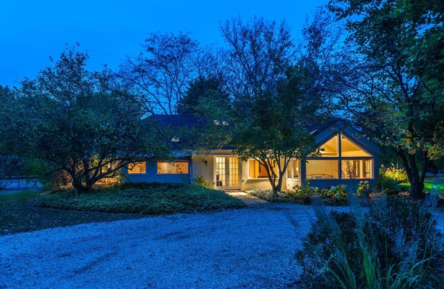 Contemporary Lakefront, Ski, Tennis and Boat Cozy 3 Bedrooms