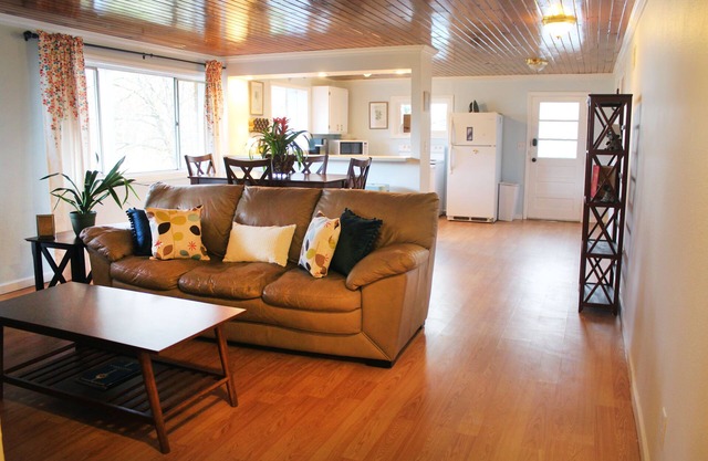 Convenient 3bd private apt. 4 min to DT! Porch + King Bed + Full Kitchen!