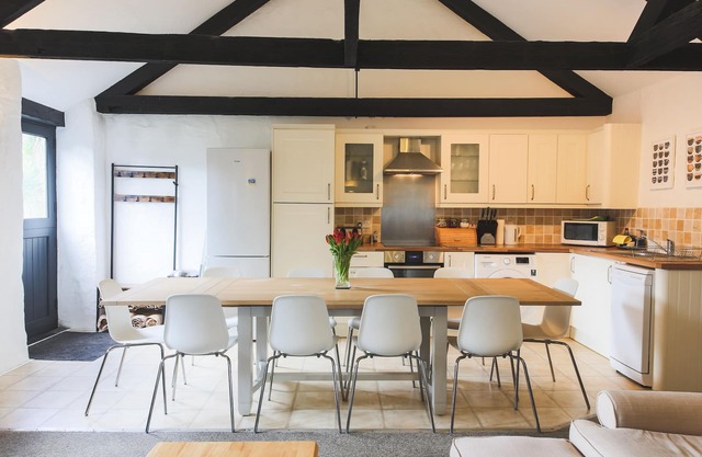 Converted Wheel House w/hot tub, dog-friendly - sleeps 8