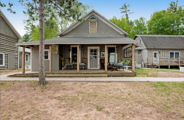 COOL 5br 2ba cabin on Catfish Lake Eagle River Chain, covered porch, Beach