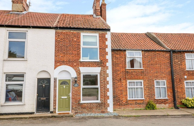 COORIE COTTAGE, pet friendly, character holiday cottage in Martham