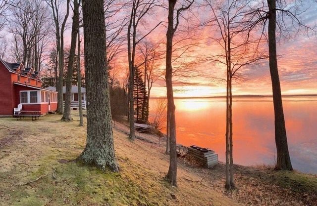Copper Water Cottage- Autumn Bliss Awaits – Stunning Fall Foliage & Lakeside Comfort
