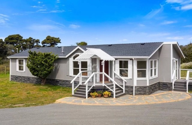 Coracao do Mar has a BRAND NEW hot tub for the perfect coastal getaway!