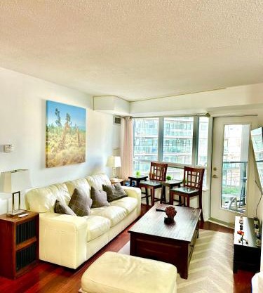 Core Downtown Toronto-3 Bedrooms-2 Bathrooms-Washrooms-Free Parking-CN Tower-Ripleys Museum-Blue Jays Stadium In front-Indoor Gym-Swimming Pool-Jacuzzi Sauna-Filter Drinking Water-WiFi